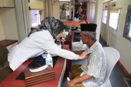 Rail Clinic beri layanan kesehatan gratis di Stasiun Ledokombo Jember