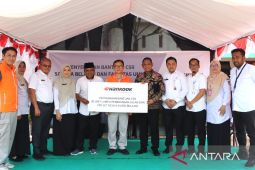 Pemkab Bekasi salurkan bantuan bangku dan meja MBG sekolah