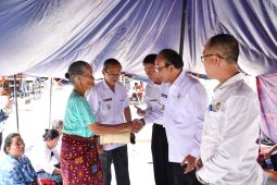 Pemkab Samosir kembali bantu korban kebakaran Sidahi, Wabub serahkan Adminduk dan uang tunai