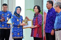 KPK tangkap Bupati Sukoharjo Etik Suryani