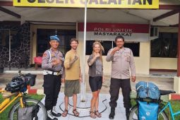 Dua turis asal Jerman naik sepeda dari NTT menuju Bukit Lawang nginap di Polsek Salapian