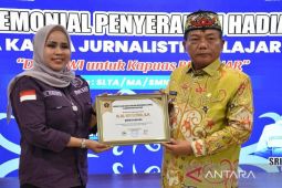 Bupati Kapuas dianugrahi oleh PWI sebagai tokoh peduli pers