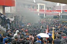 Polres Jember masih tahan delapan aktivis terkait kasus perusakan