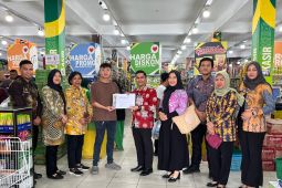 Dorong kesadaran hukum, Kanwil Kemenkum Bengkulu anugerahkan Sertifikat Pusat Perbelanjaan Berbasis KI