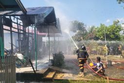 Sebuah rumah di Kapuas hangus terbakar