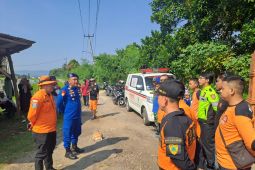 Pria yang lompat ke Sungai Citarum di desa Curug Karawang masih dicari