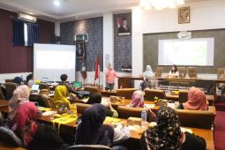 UI dampingi perempuan pelaku UMKM perintisan eduwisata di Semplak, Bogor