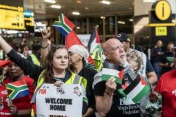 Momen kepulangan aktivis bantuan Gaza di Afrika Selatan dan Libya