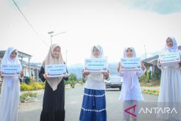 Komunitas ODOJ bagikan 800 sepatu untuk anak-anak di huntap Petobo di Palu