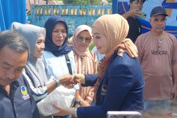 Anggota DPR bagikan 20.000 paket sembako gratis di Bengkulu