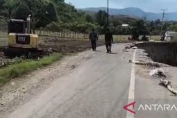 Jalan alternatif Sumbawa-Subawa Barat dibangun akibat tergerus sungai