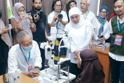 Khofifah puji sinergi lintas elemen bagikan 1.000 kacamata gratis