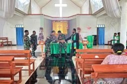 Satgas Yonif 521/DY salurkan Alkitab ke warga Apalapsili Yalimo