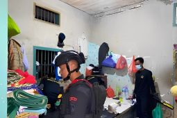 Tim-gabungan razia blok hunian WBP Lapas Luwuk untuk perketat keamanan