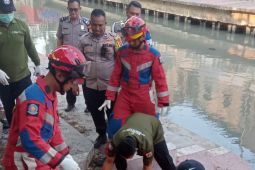 Gulkarmat evakuasi jasad seorang wanita di pinggir kali Jakut