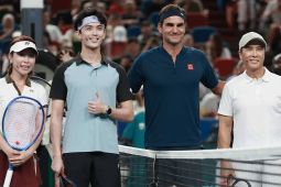 Roger Federer kembali ke lapangan Shanghai bertanding melawan aktor China