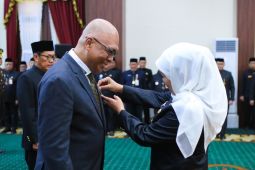 Khofifah anugerahkan Lencana Jer Basuki Mawa Beya kepada Akhmad Munir