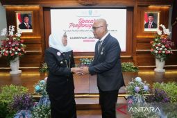 Khofifah anugerahi Cak Munir dengan lencana Jer Basuki Mawa Beya