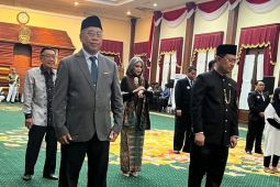Khofifah anugerahkan Jer Basuki Mawa Beya ke Ketua PWM Jatim