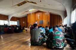 Satgas TNI Yonif 511/DY ikut ibadah Minggu bersama warga pedalaman Papua