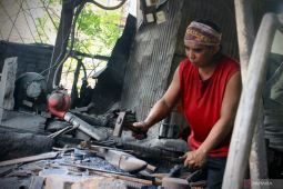 FOTO - Mengintip proses pembuatan badik Makassar