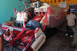 Pemkab Sidoarjo serahkan bantuan guna doronng efisiensi panen petani