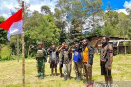 Satgas TNI Yonif 511/DY mendorong pemuda OAP cinta tanah air