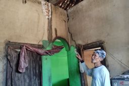 Korban gempa bumi Situbondo masih tidur di tenda darurat