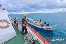 Basarnas Pangkalpinang evakuasi empat ABK KM Nur Aini tersambar petir di perairan Pantai Pesaren Tuing