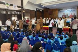 Ribuan anak antusias ikut gerakan makan telur HUT Sulsel