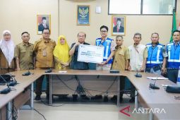 Jasamarga salurkan bantuan alat semprot elektrik kepada lima kelompok tani Bekasi