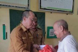 Bupati Bangka Tengah salurkan BLT dan sembako