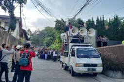 Puluhan Santri Datangi Rumah Atalia Praratya, Polisi Siaga Penuh di Ciumbuleuit!