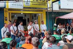 Anggota DPR Maruli berikan sembako kepada ratusan pengemudi ojol