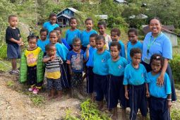 Penyidik Polres Yahukimo olah TKP kasus pembunuhan guru di Holuwon