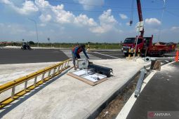 Dishub Lamongan pastikan pemasangan dua APILL JLU rampung tiga hari