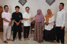 Ketua DPRD Gorontalo Utara bantu seorang anak yatim melanjutkan pendidikan ke pesantren