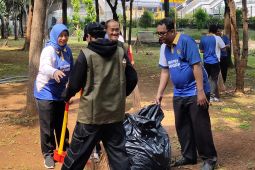Bapas Jakbar libatkan sejumlah warga binaan bersihkan Taman Cattleya