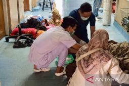 RSUD Meulaboh Aceh rawat pasien di lantai akibat keterbatasan tempat tidur medis
