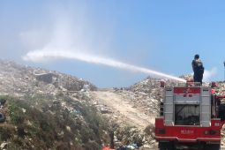 Damkar Denpasar lakukan pendinginan di TPA Suwung