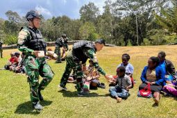 Satgas TNI Yonif 511/DY mendorong program MBG bagi masyarakat Tiom Lanny Jaya