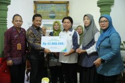 Pj Sekda Babel serahkan santunan Rp42 juta dari BPJS Ketenagakerjaan untuk warga Kerabut