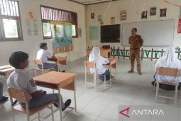 Demi asa anak pedalaman, guru di Aceh Selatan tiga jam arungi sungai