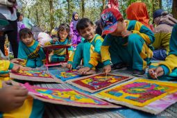 Aksi membatik serentak siswa TK di Lumajang