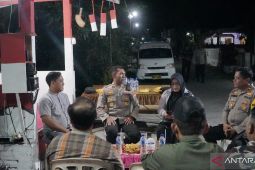 Polres Blitar beri HT ke pengelola pos kamling