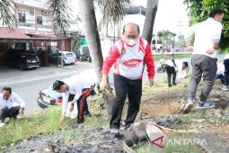 Wujudkan lingkungan kerja bersih dan sehat, Kakanwil Kemenkum Bengkulu pimpin pelaksanaan Jumat Bersih
