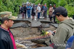 Banjir putus total akses jalan lintas kecamatan di Aceh Barat