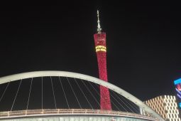 Menikmati gemerlap Kota Guangzhou dari kapal di Sungai Mutiara