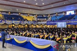 Khofifah beri hadiah untuk wisudawan terbaik UT Surabaya