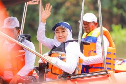 Gubernur Jatim dan Marinir gelar aksi susur dan bersih kali